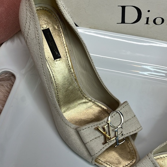 LOUIS VUITTON LOVE PLATE PEEPTOE PUMPS - Picture 10 of 15